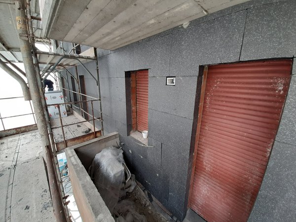 Posa del cappotto su facciata