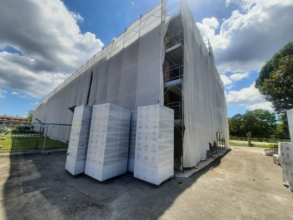 Vista con ponteggio e materiali per lavorazioni su facciata