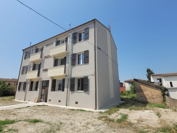 Vista di cappotto realizzato e infissi sostituiti