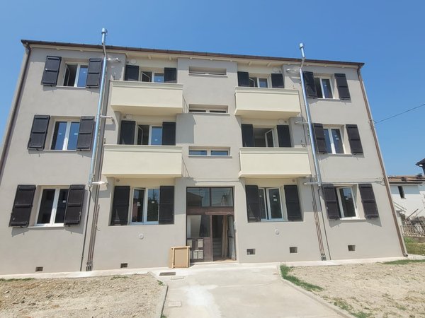 Vista di cappotto realizzato e infissi sostituiti